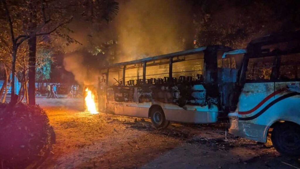 সাভারে ড্যাফোডিল ও সিটি ইউনিভার্সিটির শিক্ষার্থীদের সংঘর্ষে আগুন–ভাঙচুর, আতঙ্কে এলাকাবাসী