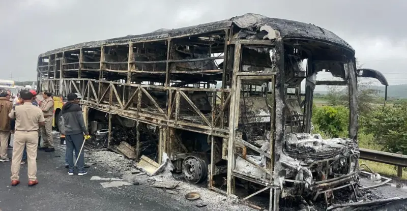 অন্ধ্রপ্রদেশে ভয়াবহ সড়ক দুর্ঘটনা: বাসে আগুন, বহু নিহত ও আহত
