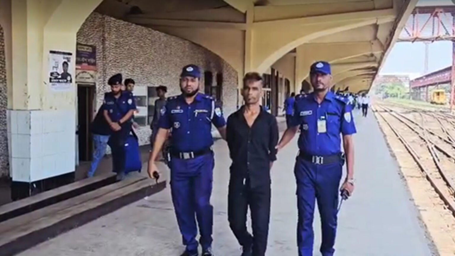 কমলাপুর স্টেশনে ছুরি হাতে ভাইরাল শাহ আলী গ্রেফতার