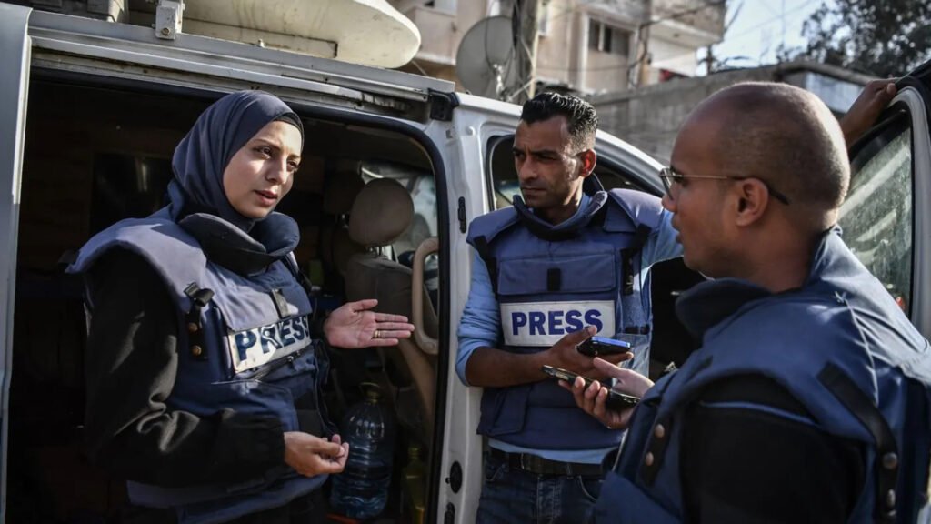 যুদ্ধবিধ্বস্ত গাজায় আশার বার্তা ছড়াচ্ছেন সাংবাদিকরা, ইসরায়েলের হুঁশিয়ারিতে অনিশ্চয়তা