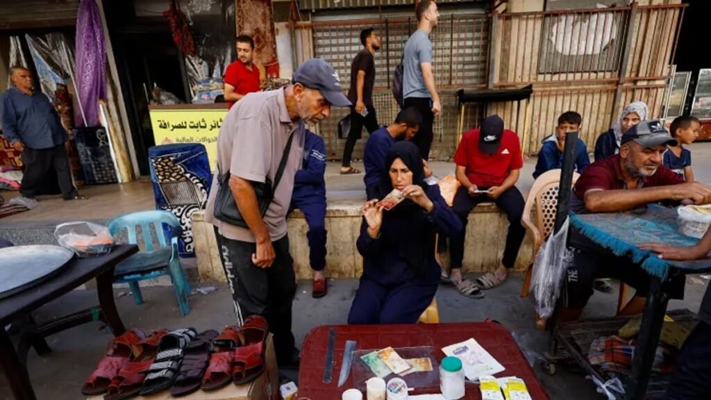 অবরুদ্ধ গাজায় তীব্র ব্যাংকিং সংকট: নগদ অর্থের অভাবে কার্যত ‘ক্যাশলেস’ জীবন