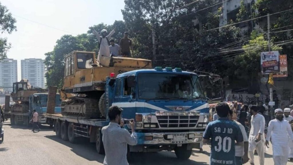 ঢাকা কলেজের নেতৃত্বে ধানমন্ডি ৩২-এর দিকে বুলডোজার নিয়ে শিক্ষার্থীরা