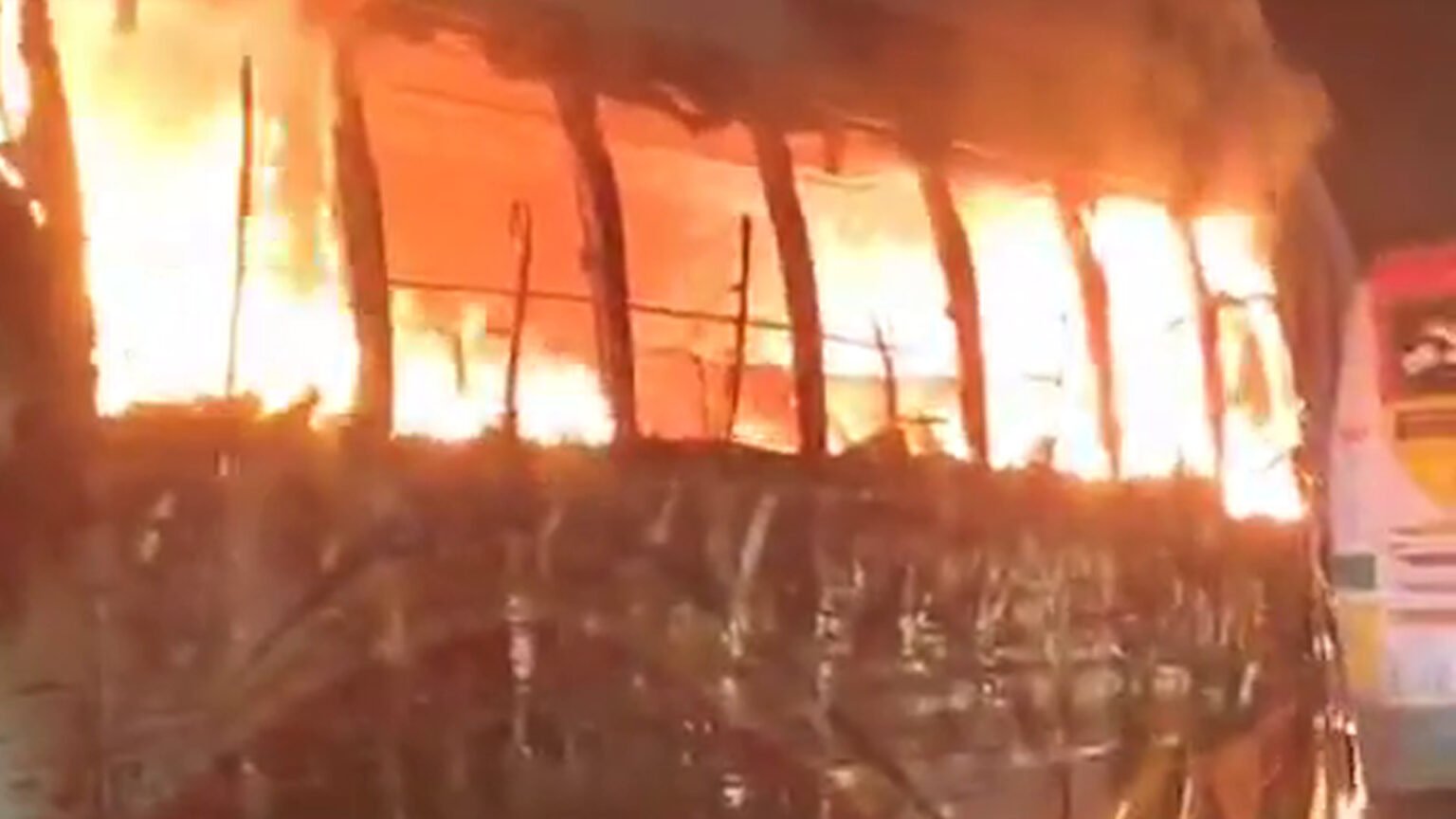 রাজধানীতে আবারো মধ্যরাতে তিনটি বাসে অগ্নিসংযোগ