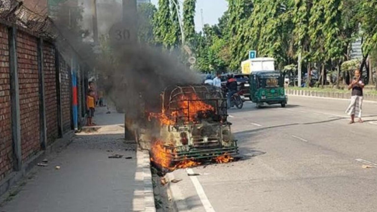 হাতিরঝিলে চলন্ত সিএনজিতে ভয়াবহ আগুন, অল্পের জন্য রক্ষা দম্পতি ও শিশু