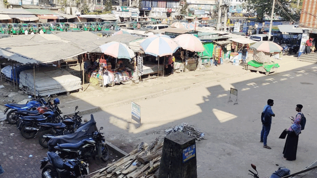 সাতকানিয়ায় সরকারি জায়গায় হকার বসিয়ে হাতানো হচ্ছে টাকা!