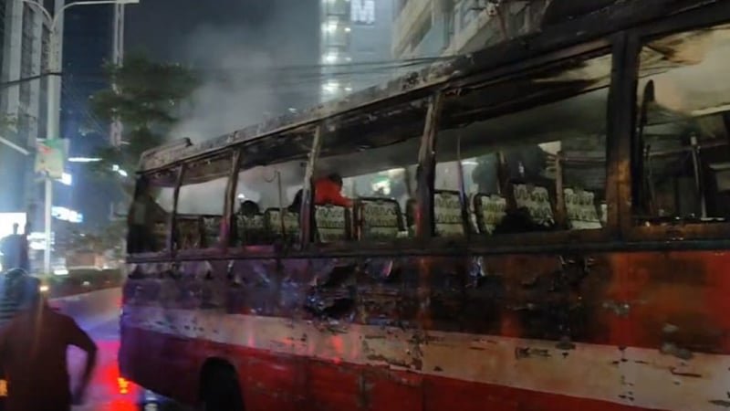 রাজধানীর গুলশান-মহাখালী লিংক রোডে চলন্ত বাসে আগুন