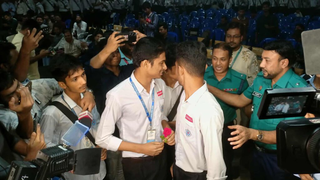 ঢাকা কলেজ ও আইডিয়াল কলেজ শিক্ষার্থীদের ‘শান্তি চুক্তি’, হাতে গোলাপ মুখে বন্ধুত্বের স্লোগান