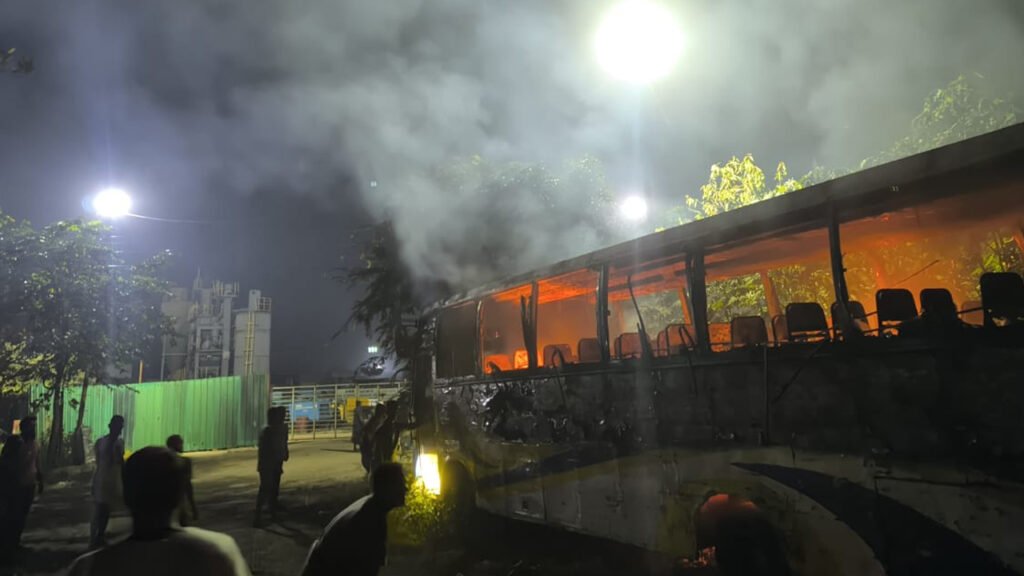 সাভারের আলিফ পরিবহনের বাসে অগ্নিসংযোগ