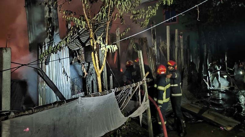 বালু ভরাট নিয়ে বিএনপির দুই পক্ষের সংঘর্ষ: চার বসতঘরে আগুন, ১০ জন আহত